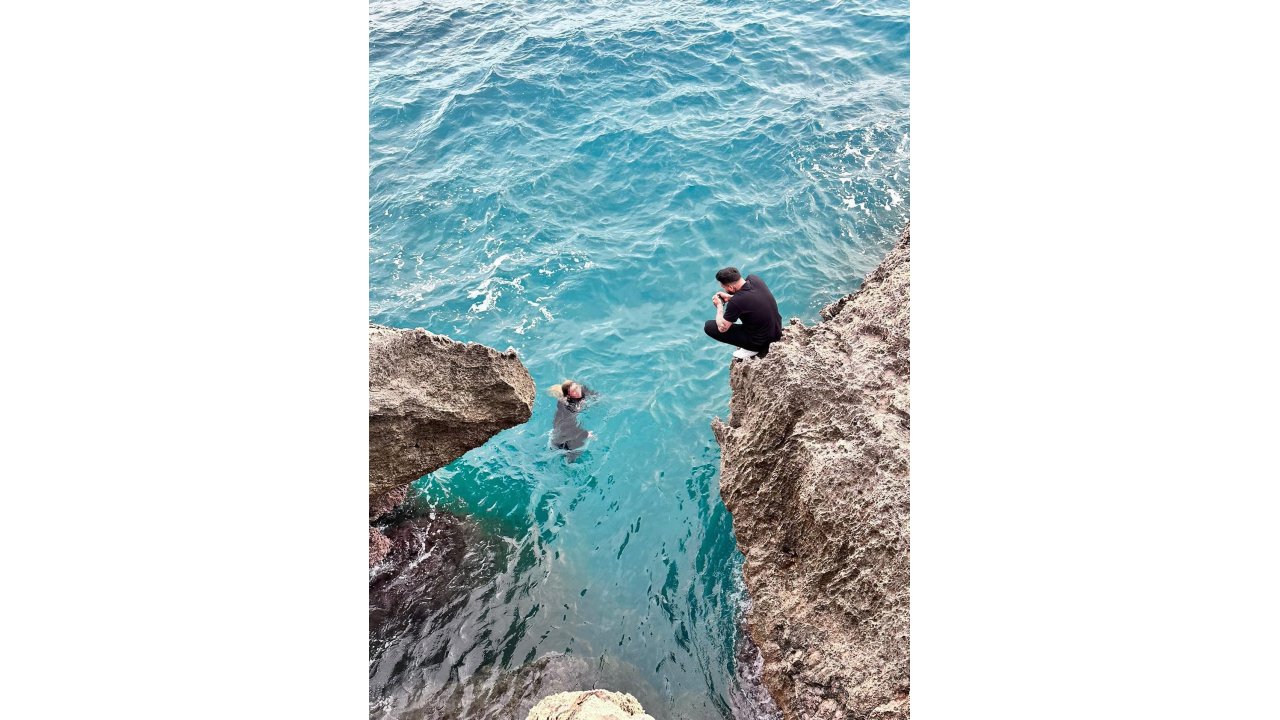 Falezlerden Denize Atlayan Kadını, Gençler El Ele Tutuşarak Kurtardı