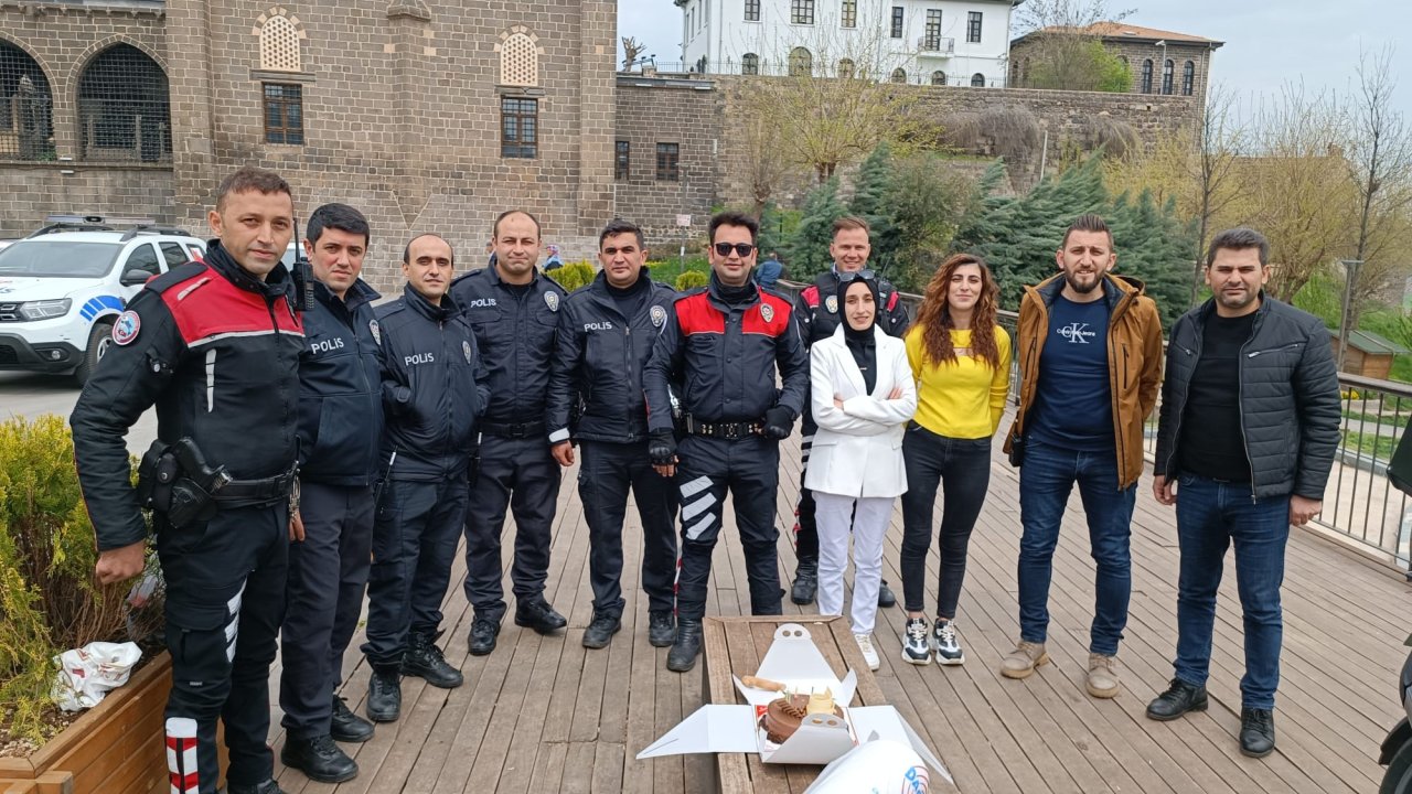 Diyarbakır'da Kavga İhbarına Giden Polislere Meşaleli Ve Pastalı Sürpriz (2)