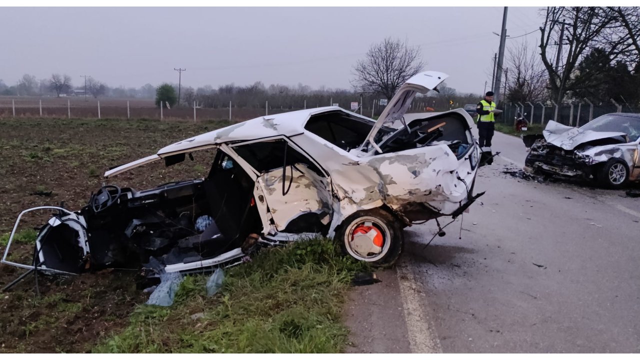 Bursa'da İki Otomobil Kafa Kafaya Çarpıştı: 4 Yaralı