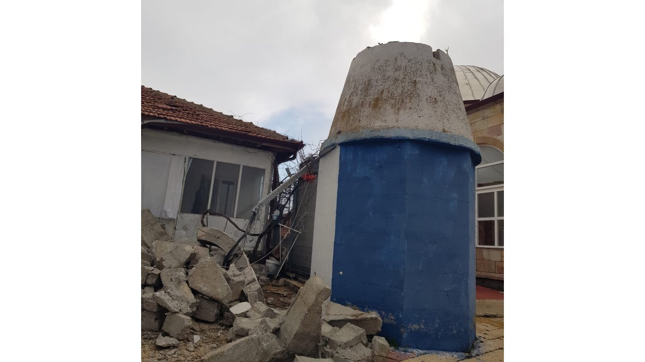 Fırtınada Caminin Minaresi Devrildi, İmam Yaralandı