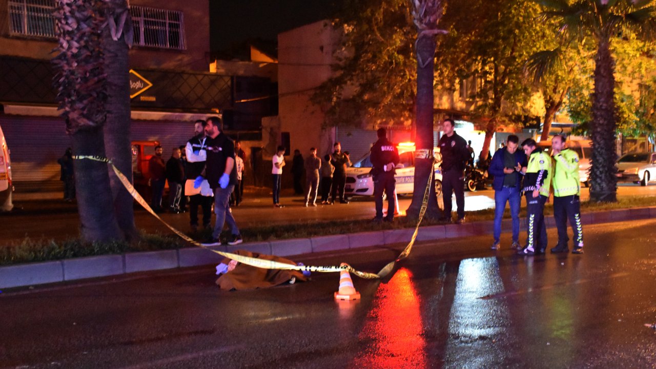 Adana'da Yolun Karşısına Geçerken Otomobilin Çarptığı Ala Hayatını Kaybetti