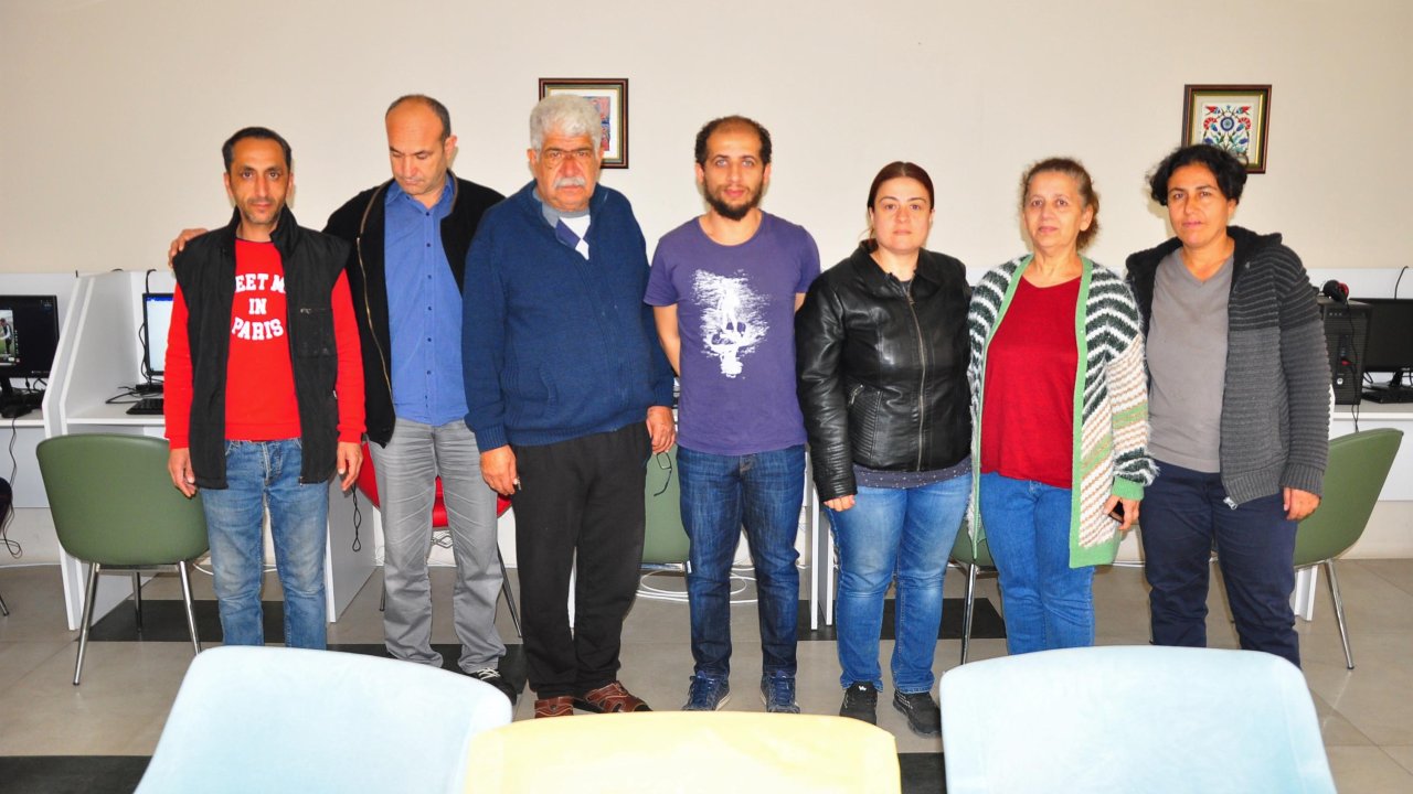 Hatay'da Enkazdan Kurtardığı Komşusuna Kaldıkları Manisa'daki Yurtta Bilgisayar Dersi Veriyor