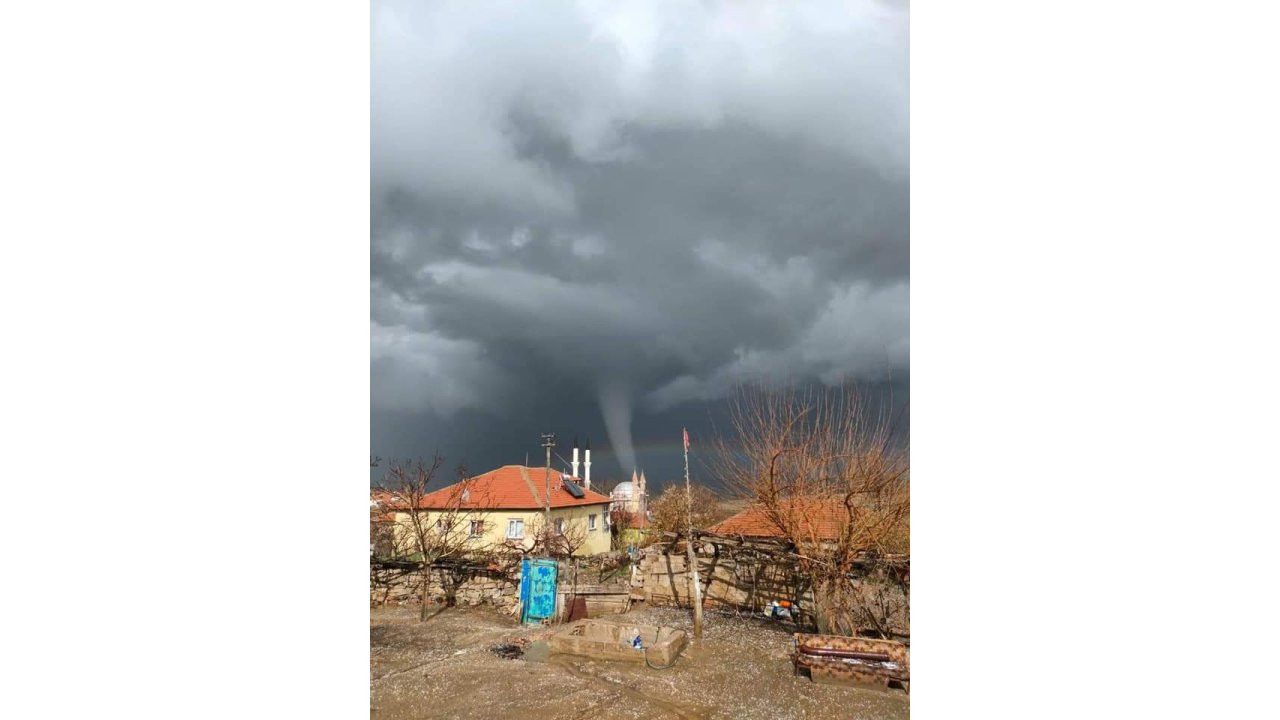 Fırtınada Minarenin Devrilme Anı Kamerada