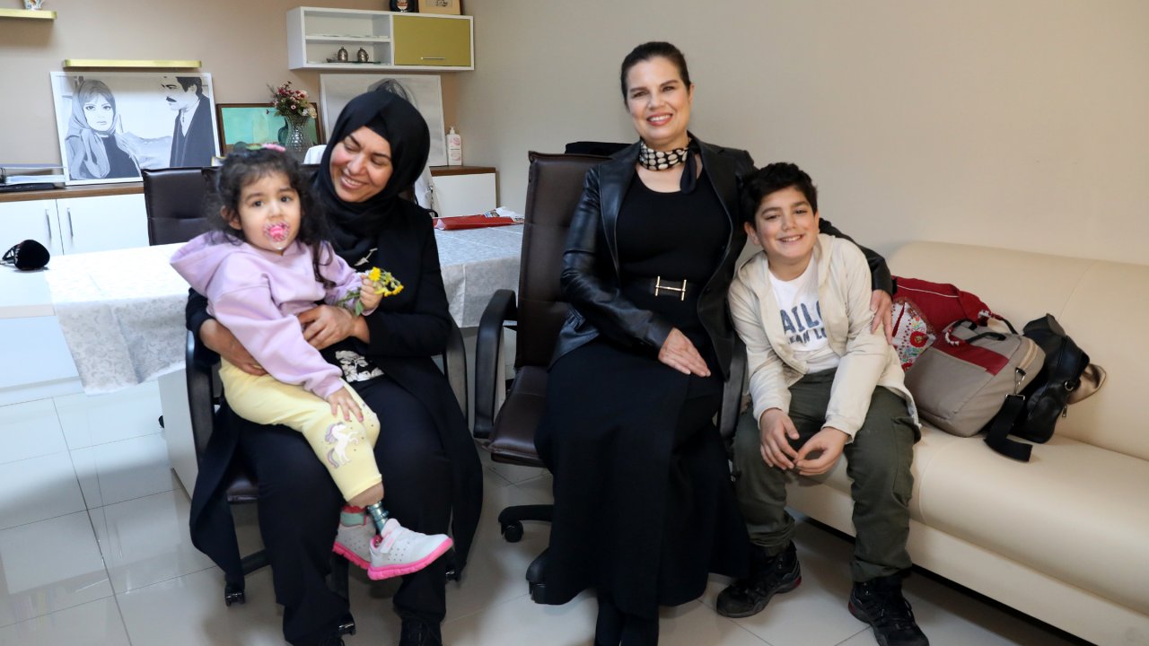 Depremde Uzuvlarını Kaybeden Kardeşlere Çocuk İyilik Merkezi'nde Protez Takıldı
