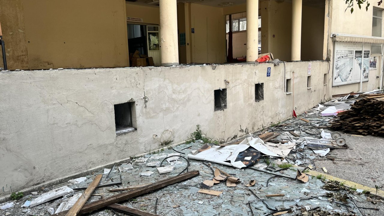 İzmir Atatürk Yüzme Havuzu'nda Yıkım Başladı