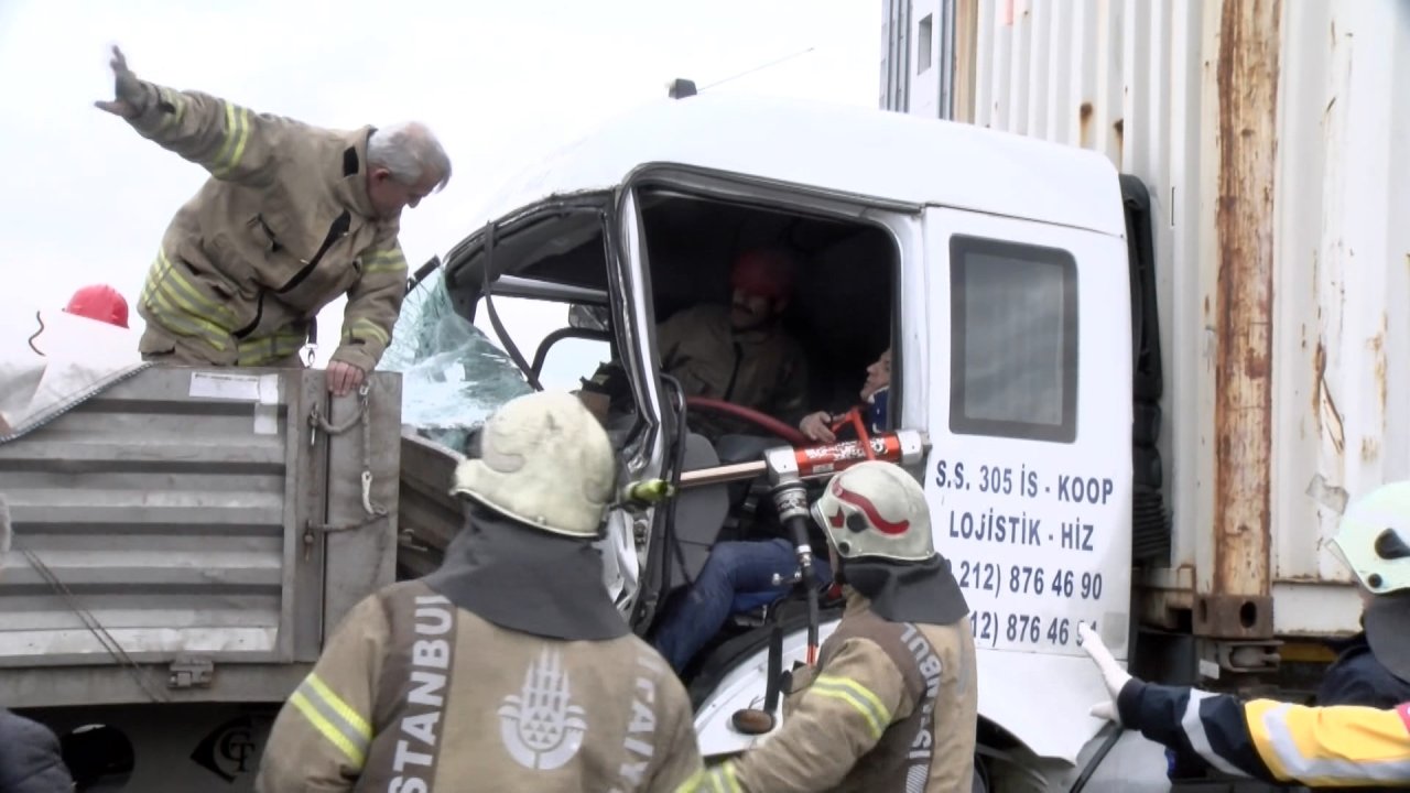 Esenyurt' Ta 2 Tır Çarpıştı