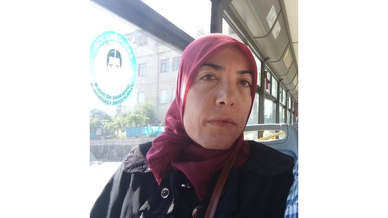 Evinde Ölü Bulunan 2 Çocuk Annesi, Son Yolculuğuna Uğurlandı