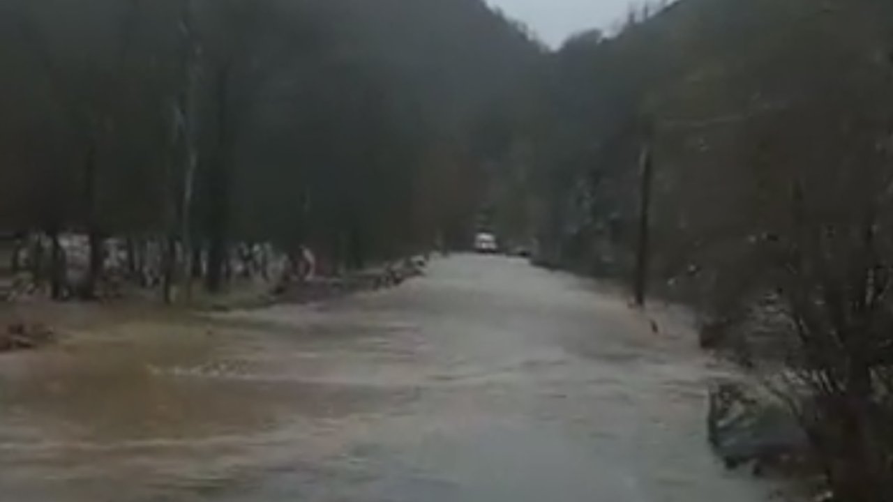 Munzur Çayı 3 Noktada Taştı; Kara Yolu Ulaşıma Kapatıldı