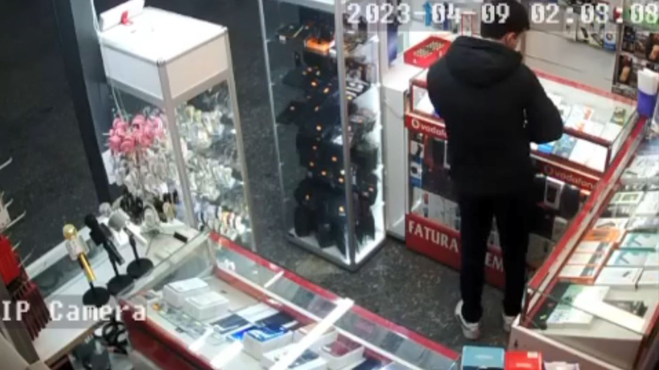 Telefoncuda Bluetooth Kulaklık Hırsızlığı Kamerada