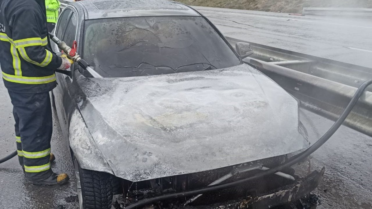 Bariyerlere Çarpan Otomobil Alev Aldı; 4 Yaralı