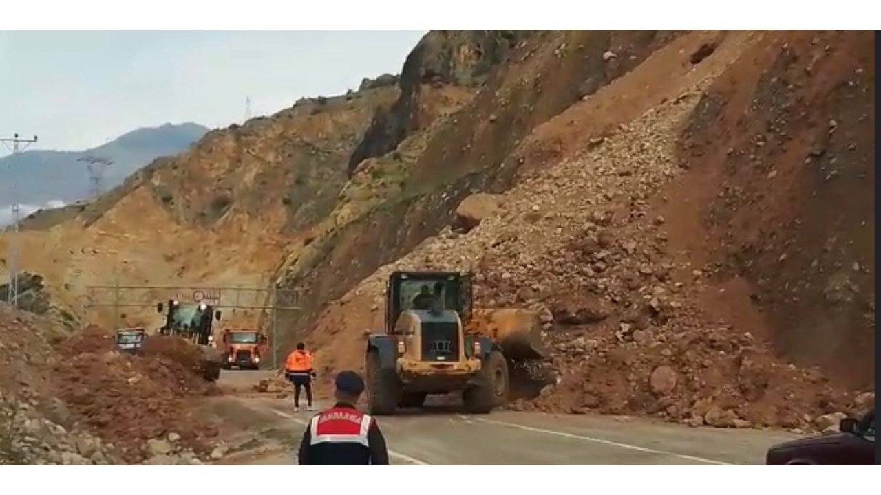 Artvin- Ardanuç Kara Yolunda Heyelan