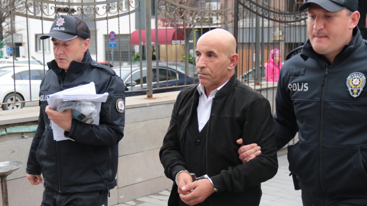 İki Minibüse Çarpan Otobüsün Şoförü: Zeminin Islak Olması Nedeniyle Kontrolümü Kaybettim