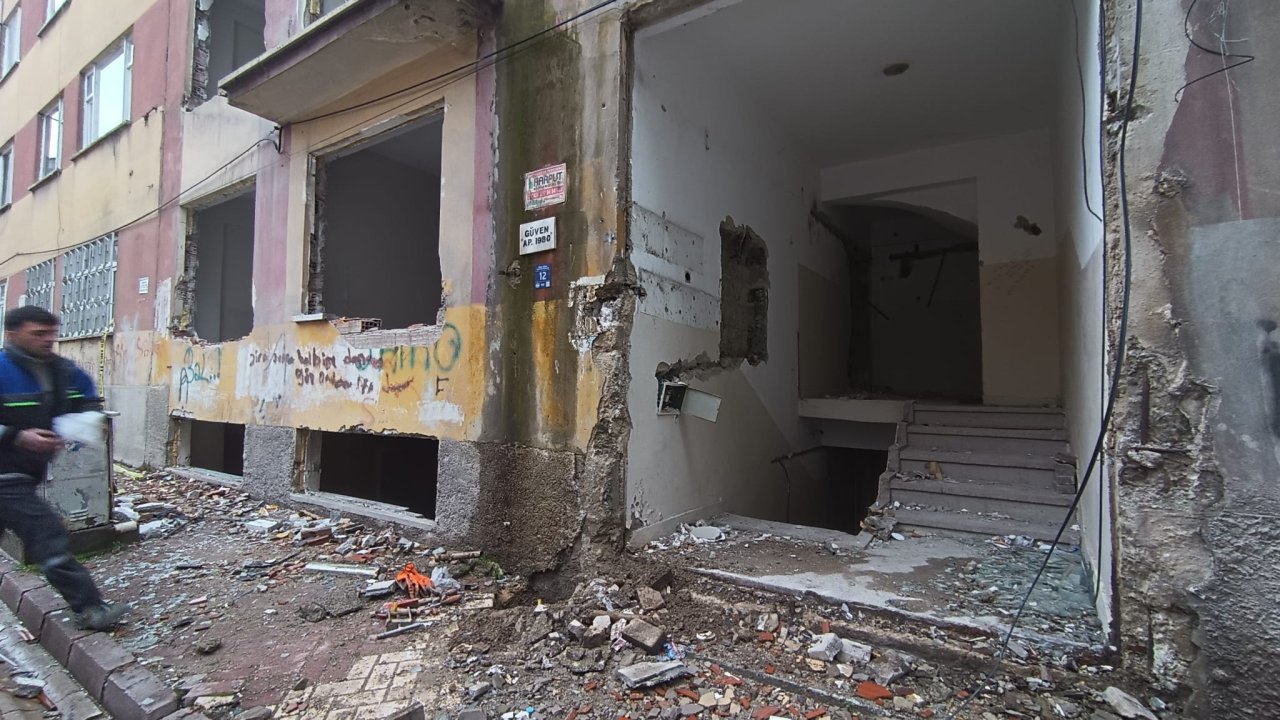 Elazığ'da, Ağır Hasarlı Binadaki Doğal Gaz Kaçağı Paniğe Neden Oldu