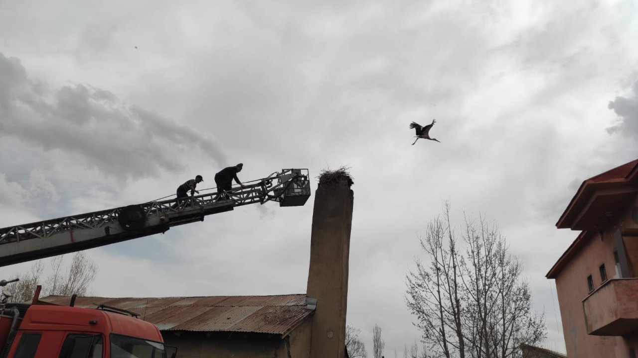 İtfaiyecilerden Evin Etrafında Uçan Leylek İçin Bacaya Yuva