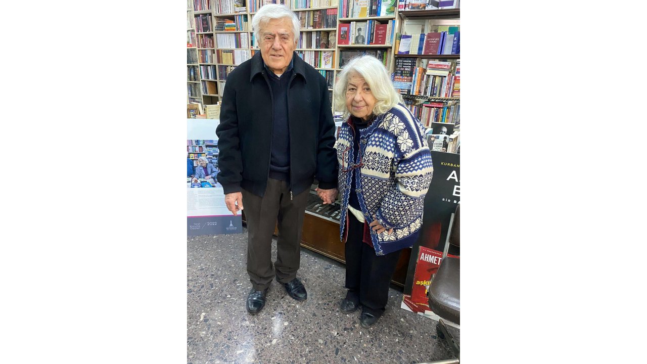 Atatürk Tarafından 'kitapçı' Soyadı Verilen Aile, 110 Yıldır Aynı Kitapçıda