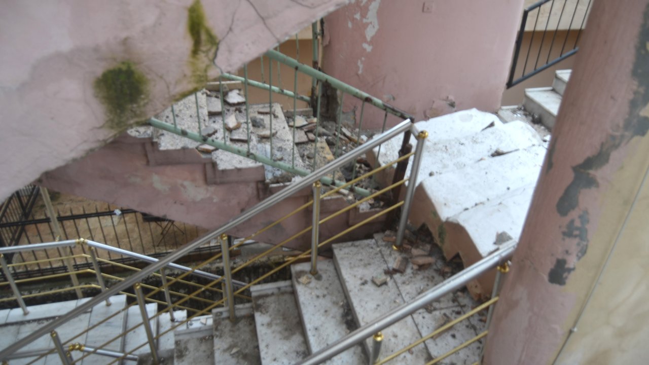 Avcılar'da Merdivenleri Çöken 50 Yıllık Bina Mühürlendi