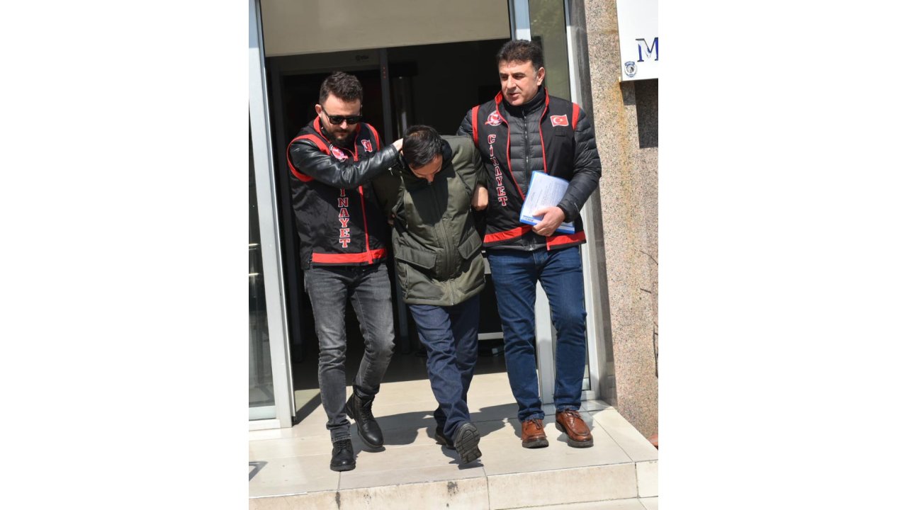 Boşanma Aşamasındaki Eşini, Telefonun Ekranında Erkek Fotoğrafı Görünce Öldürmüş