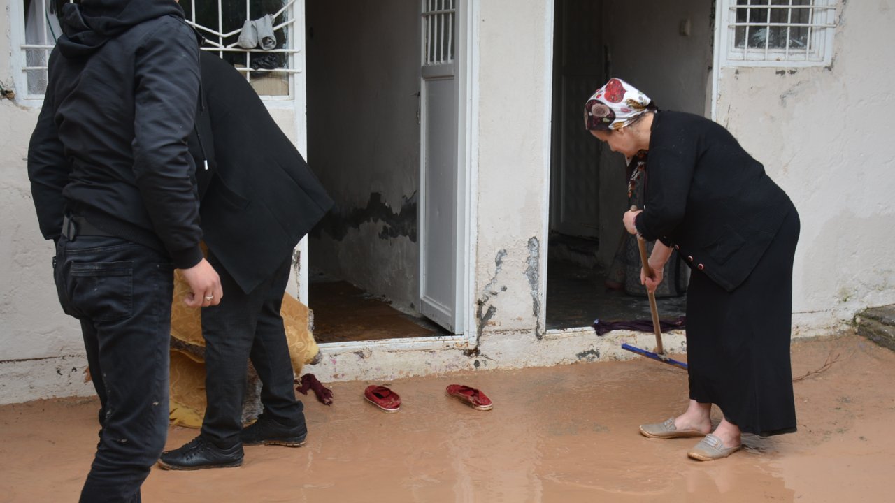 Silopi’de Sağanak Hayatı Olumsuz Etkiledi; Eğitime 1 Gün Ara Verildi (2)