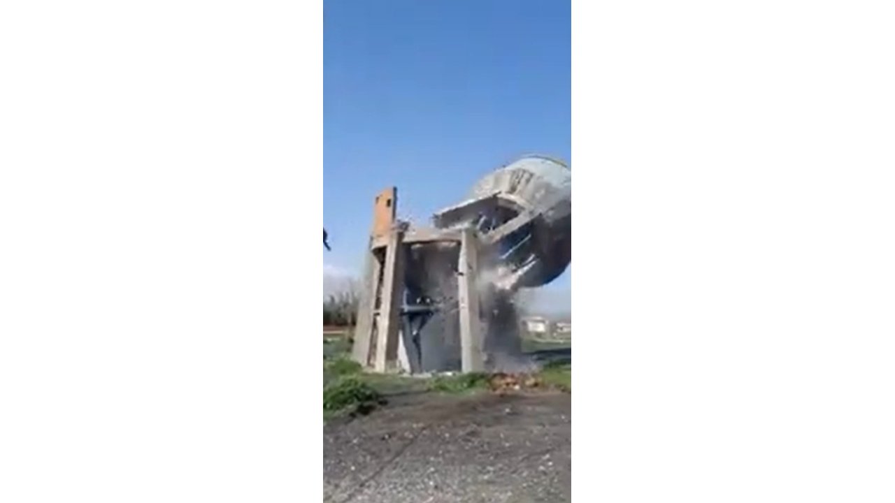 Depremde Hasar Gören Su Kulesinin, Kontrollü Yıkımı Gerçekleştirildi
