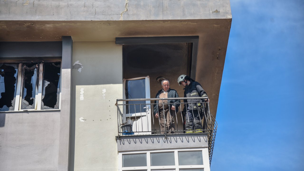 Yangın Çıkan Dairedeki 5 Çocuğu Dışarı Çıkardı