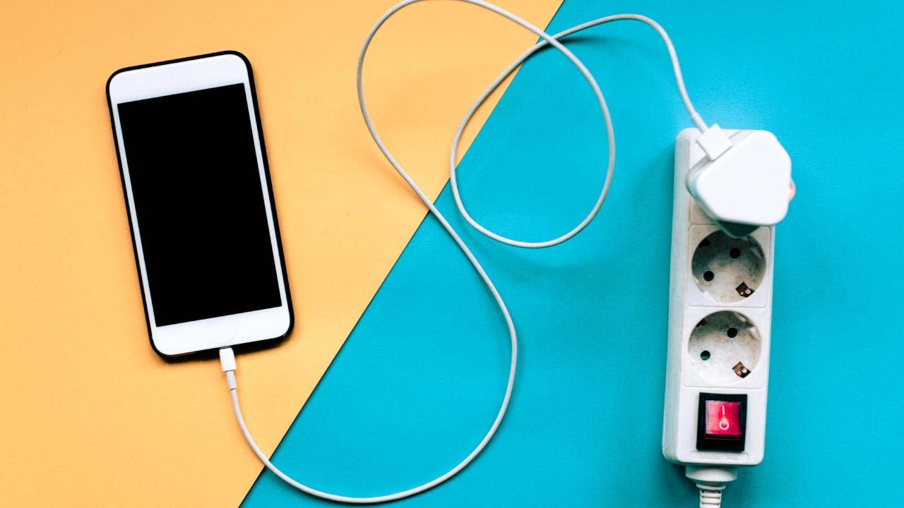 Günlerce şarj derdi yaşatmayacak en iyi bataryalı telefonlar belli oldu!