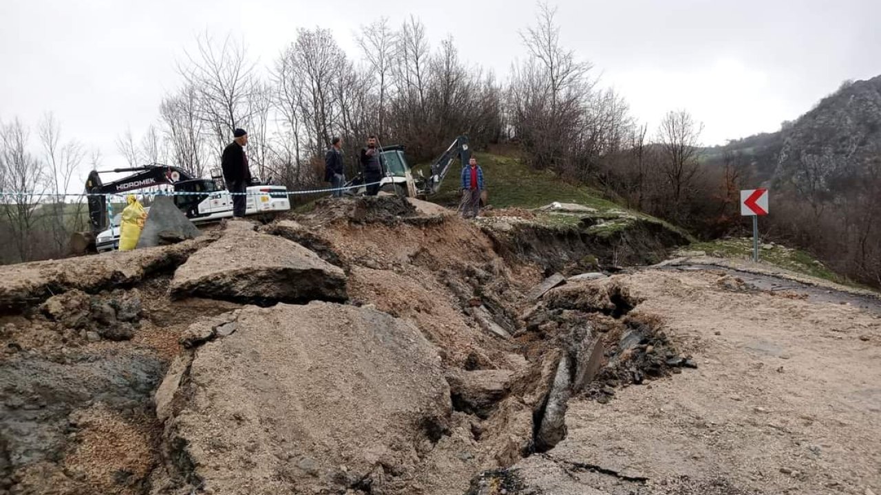 Samsun'da 3 Mahalleyi Birbirine Bağlayan Yol Çöktü