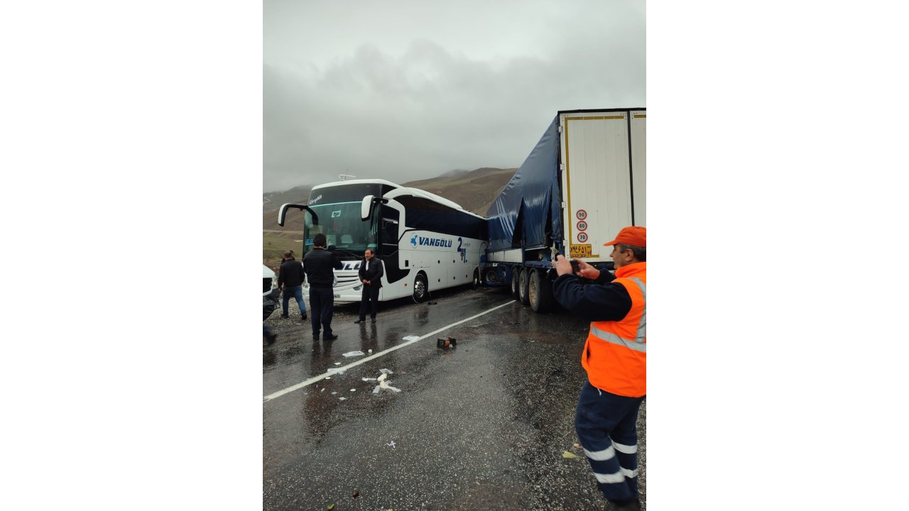 Hakkari'de Yolcu Otobüsü, Karşı Yönden Gelen Tır Ve Minibüsle Çarpıştı: 3 Ölü, 7 Yaralı