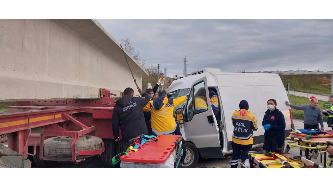 Tır'la Çarpışan Minibüsteki Depremzede Anne- Baba İle 3 Çocuğu Yaralandı