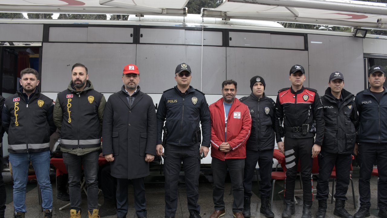 (fotoğraf) Şişli İlçe Emniyet Müdürlüğü Ekiplerinden Türk Kızılay'ına Kan Bağışı
