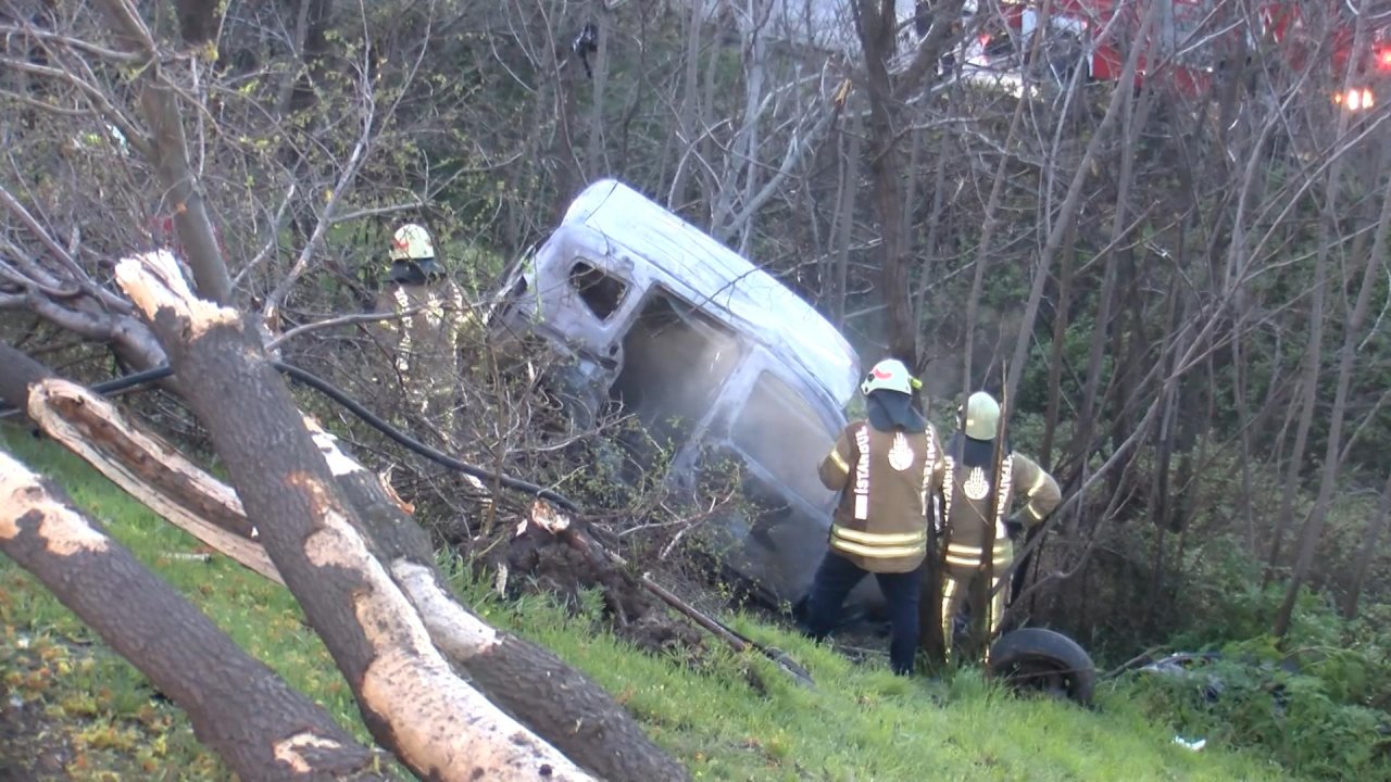 Avcılar'da Ağaçlık Alana Uçan Hafif Ticari Araç Yandı: 1 Ölü