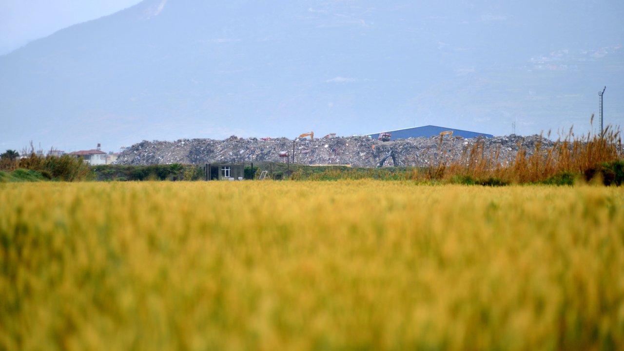 Deprem Molozları, Milleyha Kuş Cenneti'ne 100 Metre Uzaklıktaki Alanda Dağ Gibi Oldu