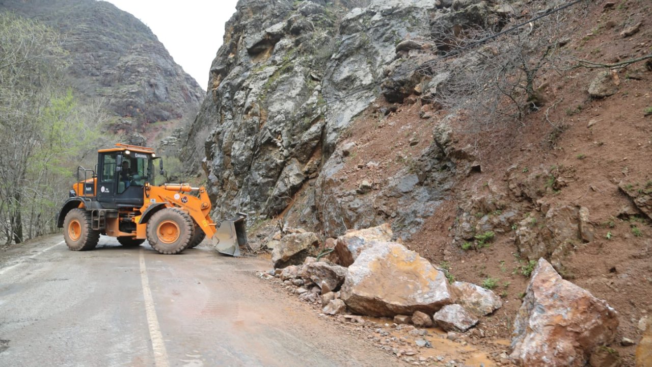 Tunceli’de Sağanak Nedeniyle Kapanan Ovacık Yolu Açıldı