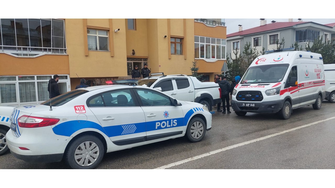 Annesini Öldürüp, Babasını Yaraladı