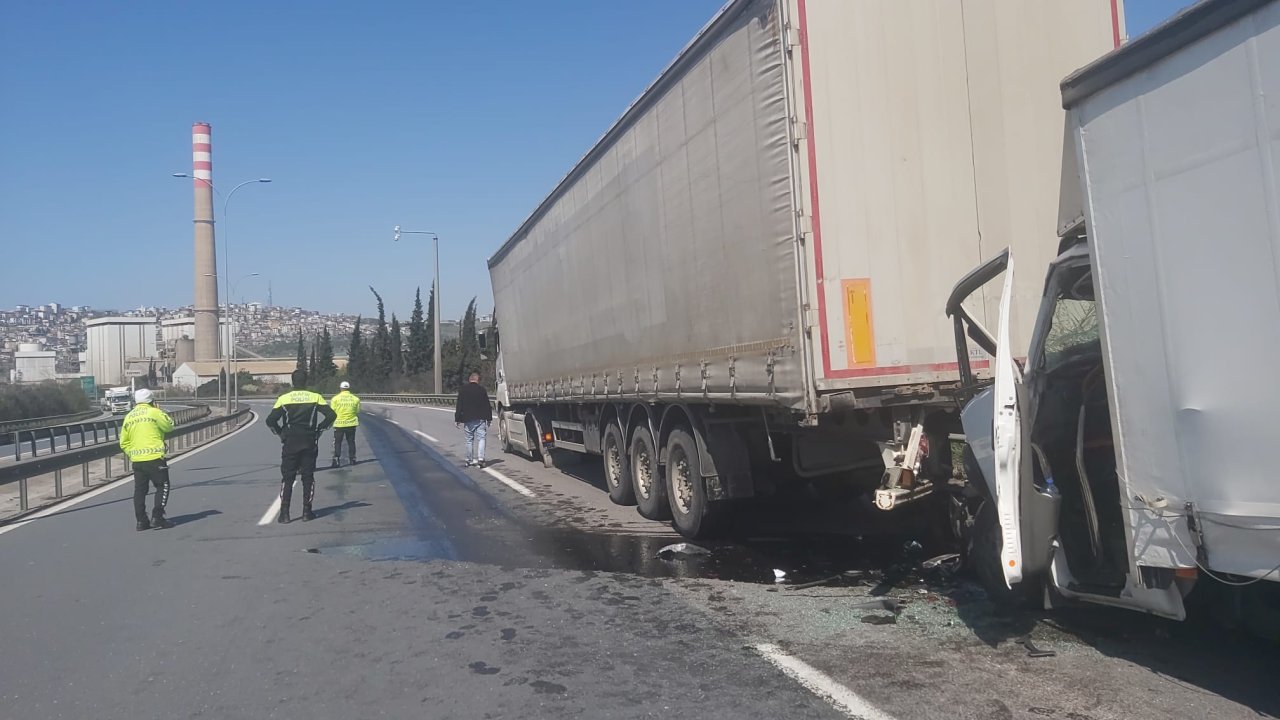 Lastiği Patlayan Tır'a Çarpan Kamyonetin Sürücüsü Yaralandı