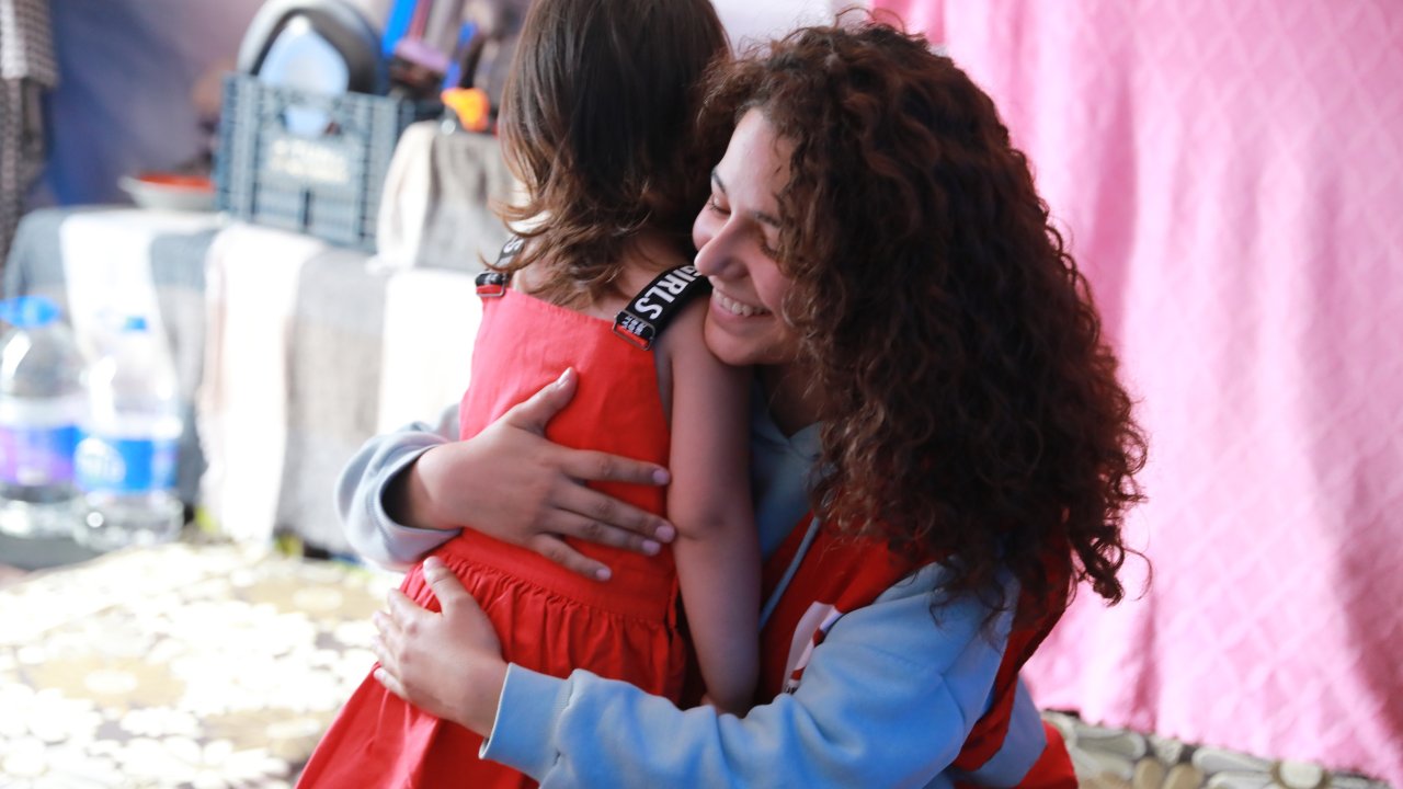 Kızılay’dan Depremzede Çocuklara Bayramlık