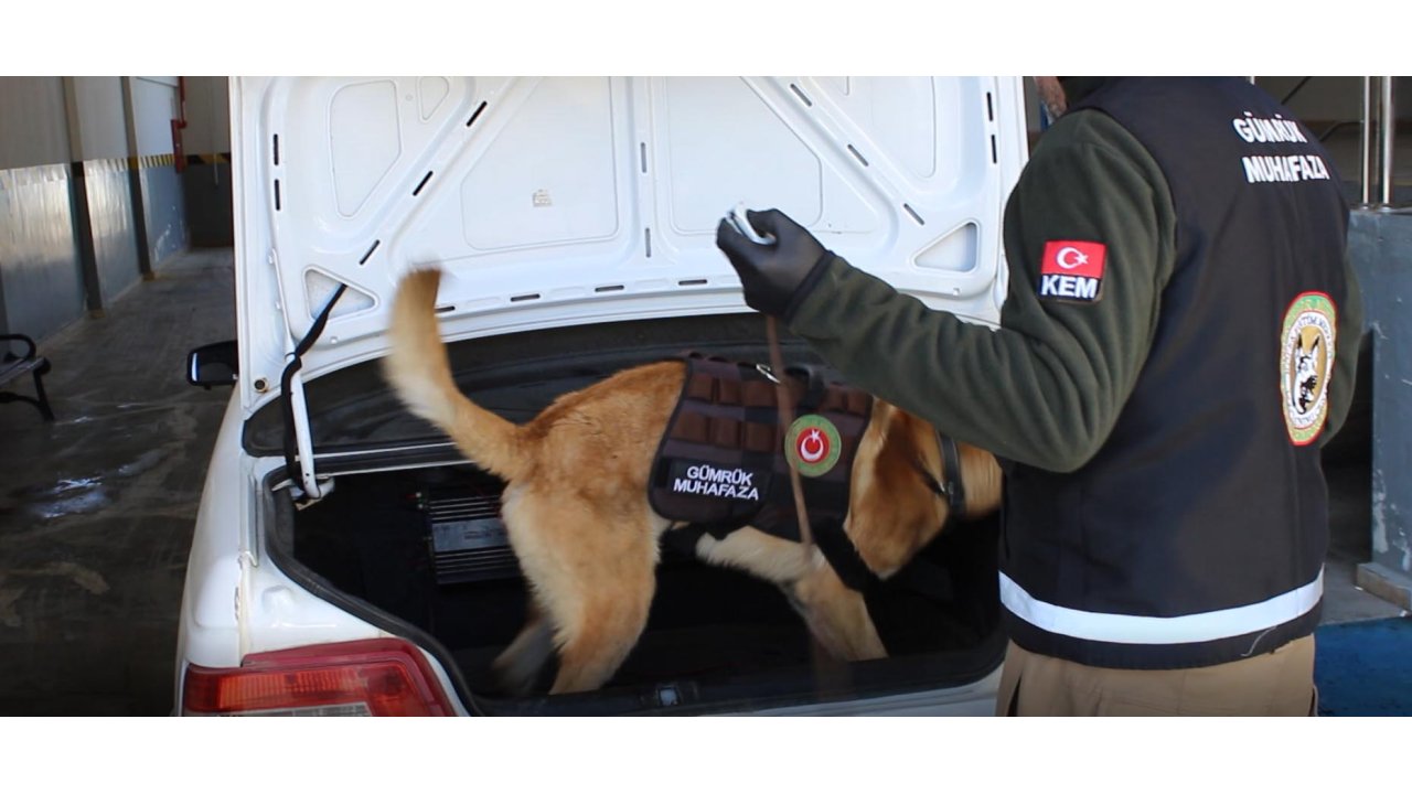 Otomobil Koltuklarına Emdirilmiş 9,5 Kilo Metamfetamin Ele Geçirildi