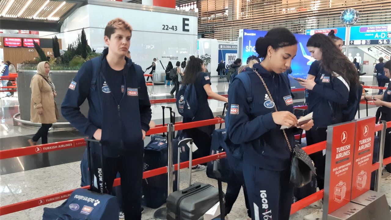 Ebrar Karakurt Ve Takım Arkadaşlarının Türkiye'den Acı Ayrılışı