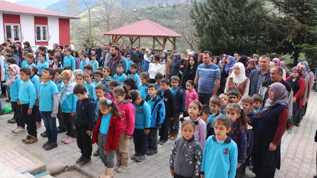 Üzerine Kaya Düşen Otomobilde Ölen Öğretmenlerin Yakınları, Öğrencilerle Buluştu