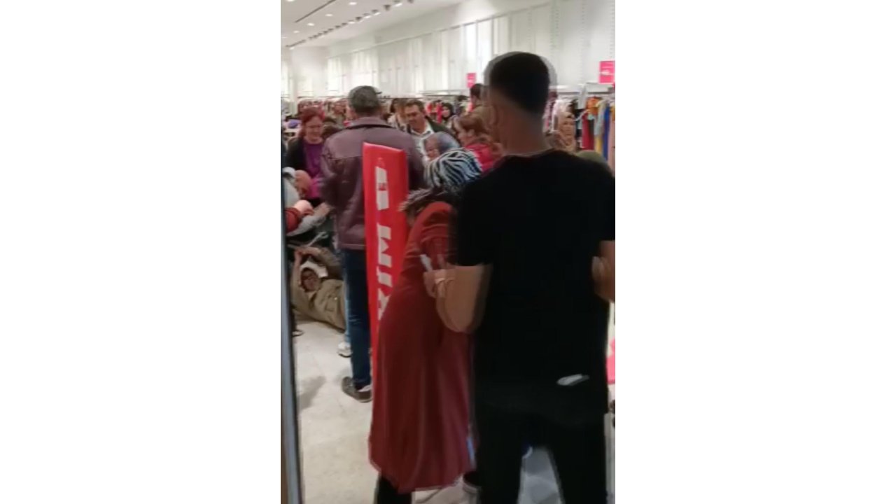 Mağazada İndirimli Kıyafet İzdihamı