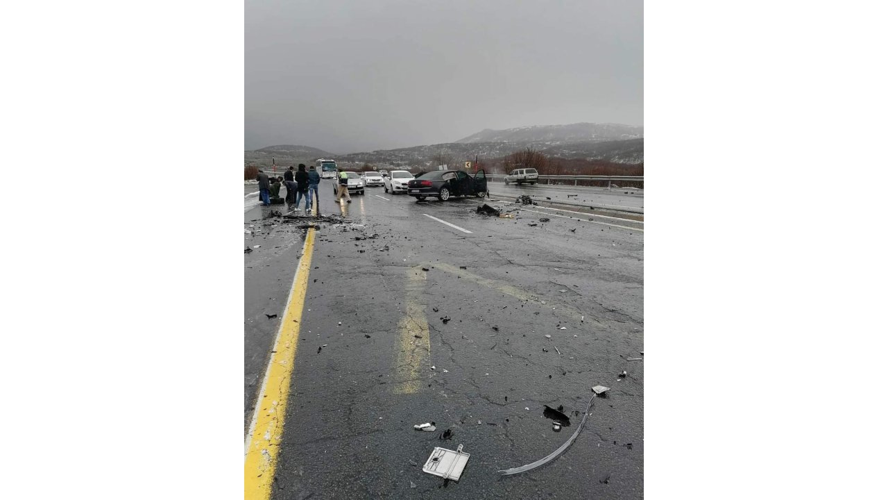 Bingöl’de Otomobil İle Tır Çarpıştı: 4 Yaralı