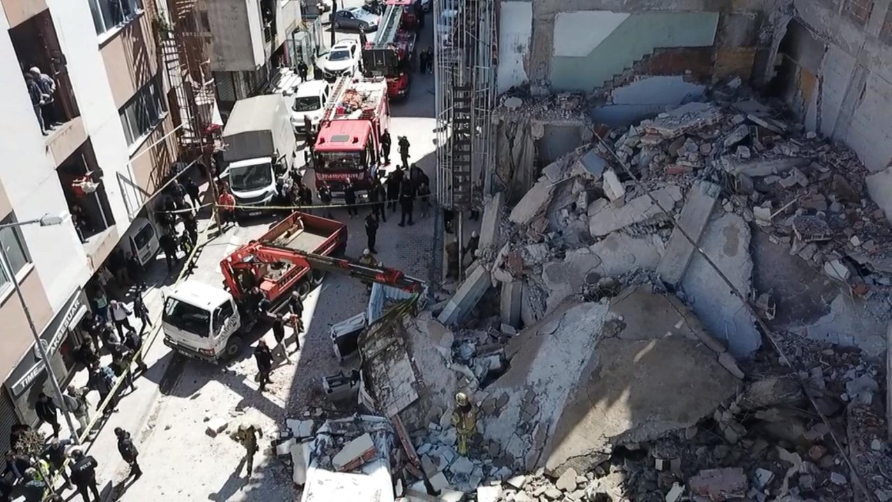 (havadan Ek Fotoğraflarla) Güngören'de Bina Araçların Üzerine Çöktü