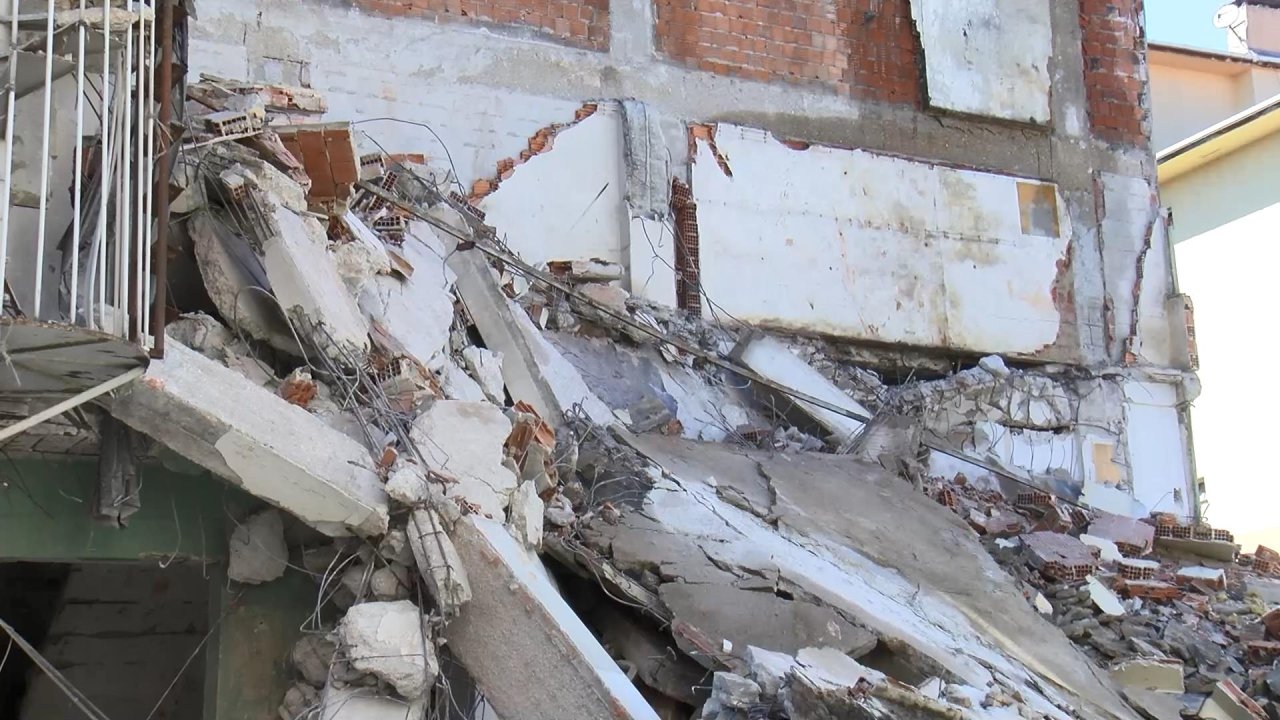 (geniş Haber)- Güngören'de Bina Araçların Üzerine Çöktü