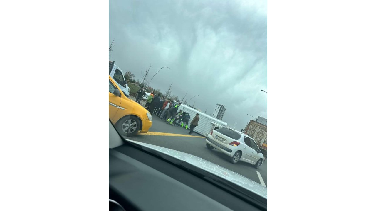 Ankara'da İşçilerin Taşındığı Servis Minibüsü İle Otomobil Ve Kamyonet Çarpıştı: 6 Yaralı