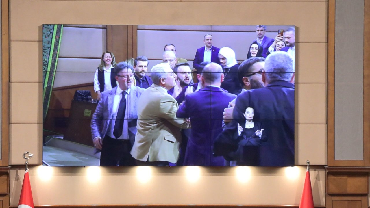 İbb Meclisi'nde Gerginlik