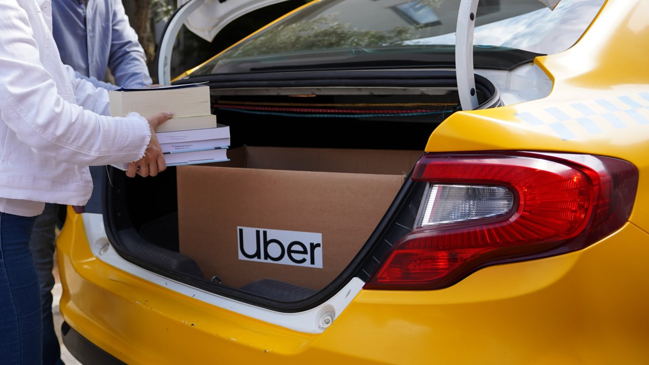 Uber, Deprem Bölgesindeki Okullara Kitap Bağışı İçin Yola Çıkıyor