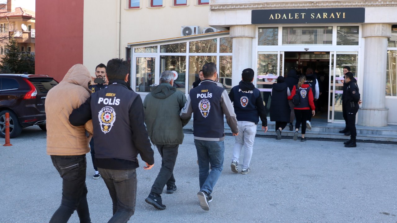 'gıda Yardımı' Yalanıyla 13 Milyon Lira Dolandıran Suç Örgütü Şüphelileri Adliyede