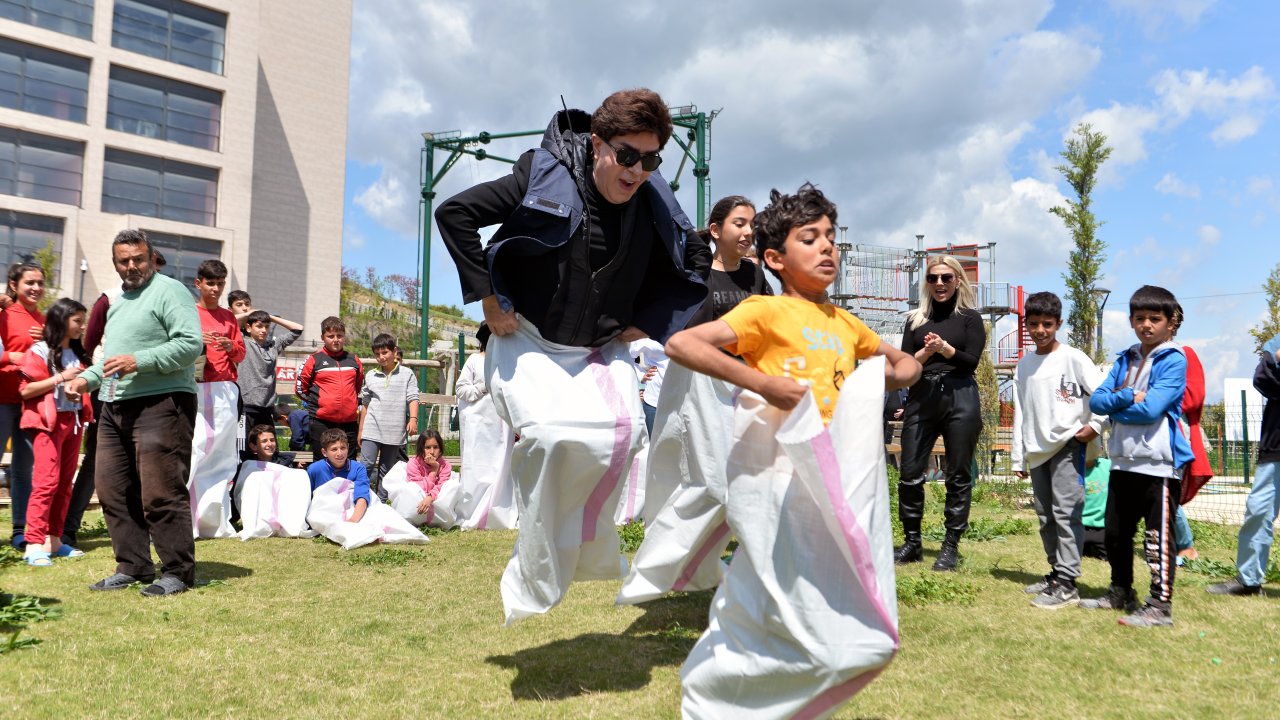 Ünlü İsimlerden Depremzede Çocuklara Moral Ziyareti