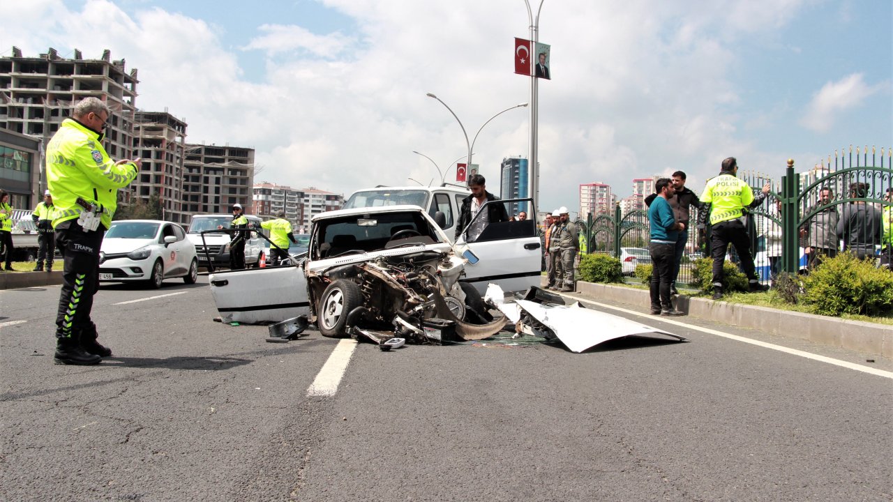 Otomobil, 2 Araca Ve Korkuluklara Çarptı: 3 Yaralı