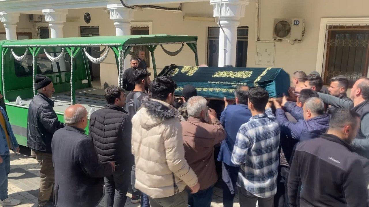 Sultanbeyli'de İnşaattaki Su Birikintisinde Cesedi Bulunan Çocuk Toprağa Verildi