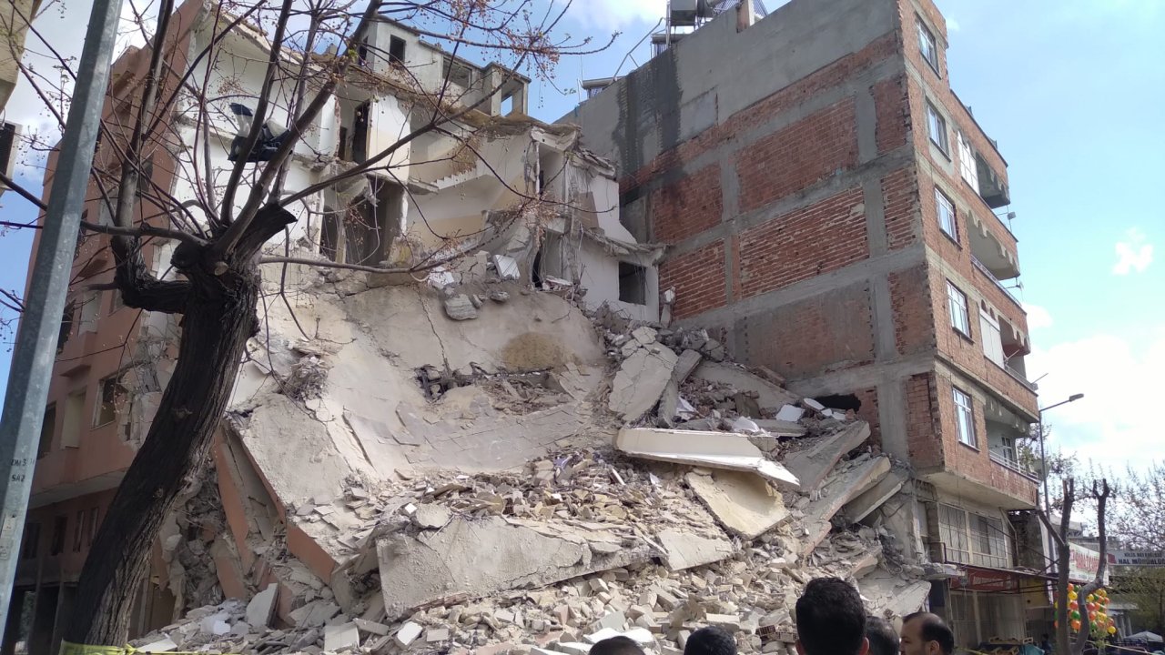 Kilis'te Depremde Ağır Hasar Gören 6 Katlı Bina Çöktü (1)